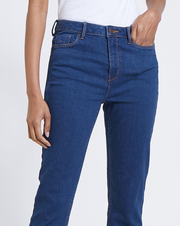 Mid Rise Essential Straight Fit Jeans
