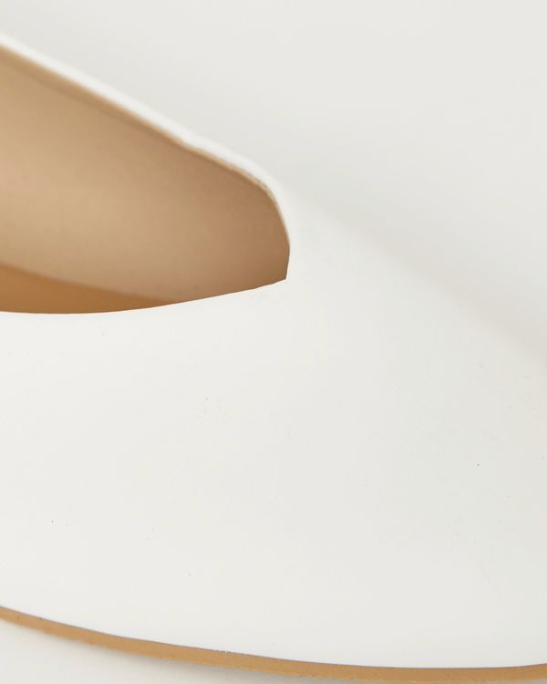Pointed Flat Pumps